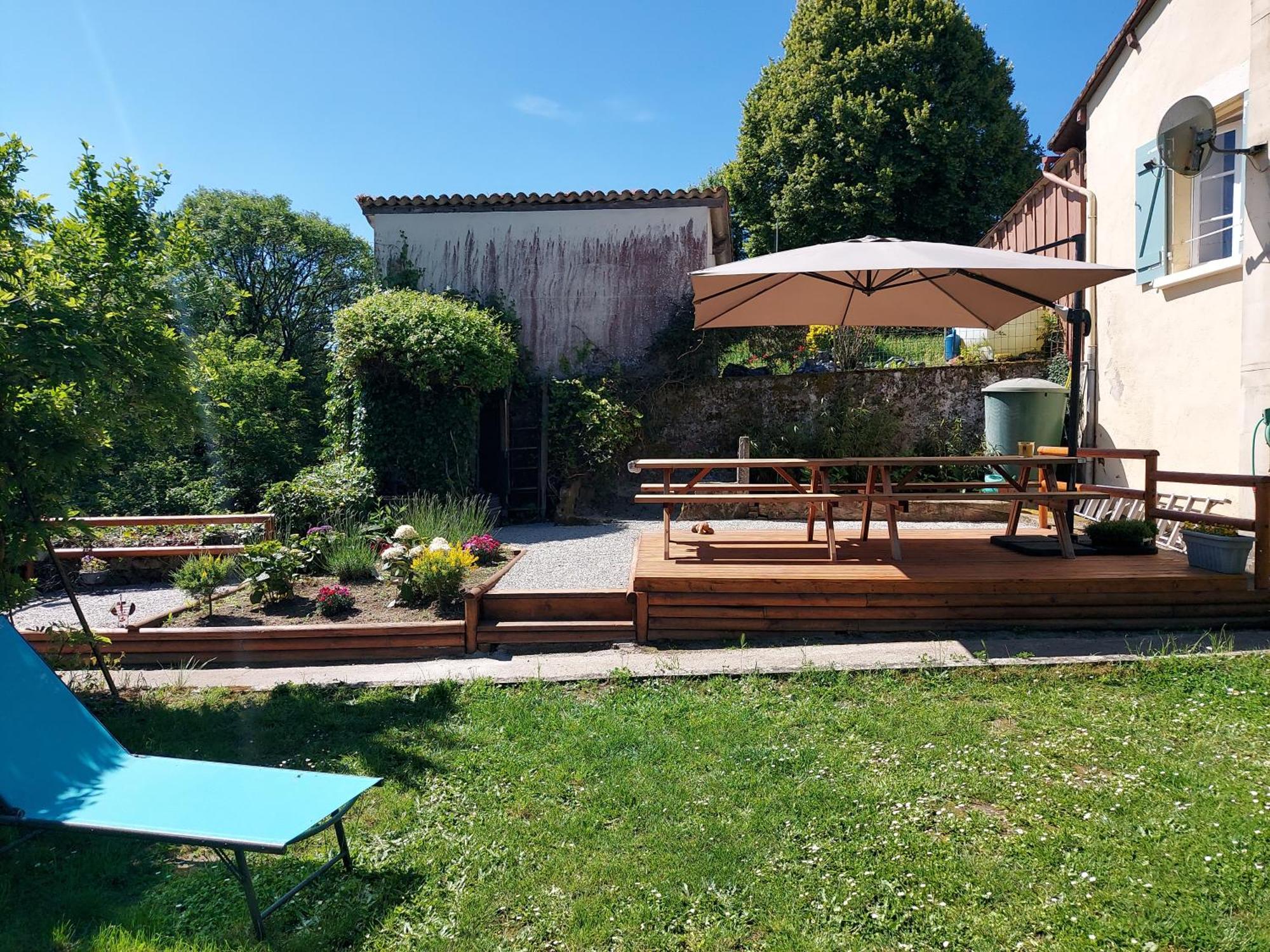 Charming Two Bedroom Gite With Beautiful Gardens كونفولين المظهر الخارجي الصورة