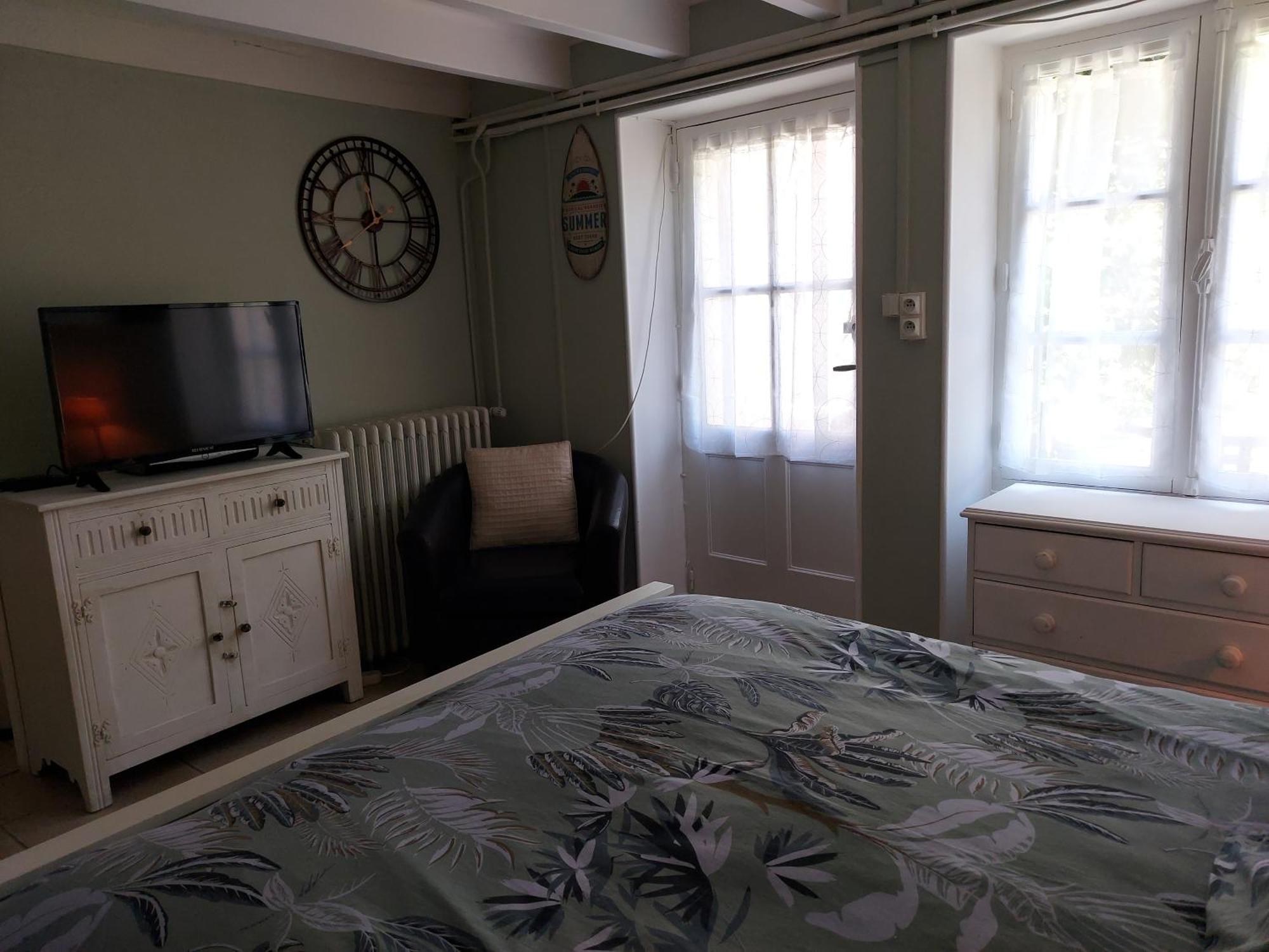 Charming Two Bedroom Gite With Beautiful Gardens كونفولين المظهر الخارجي الصورة