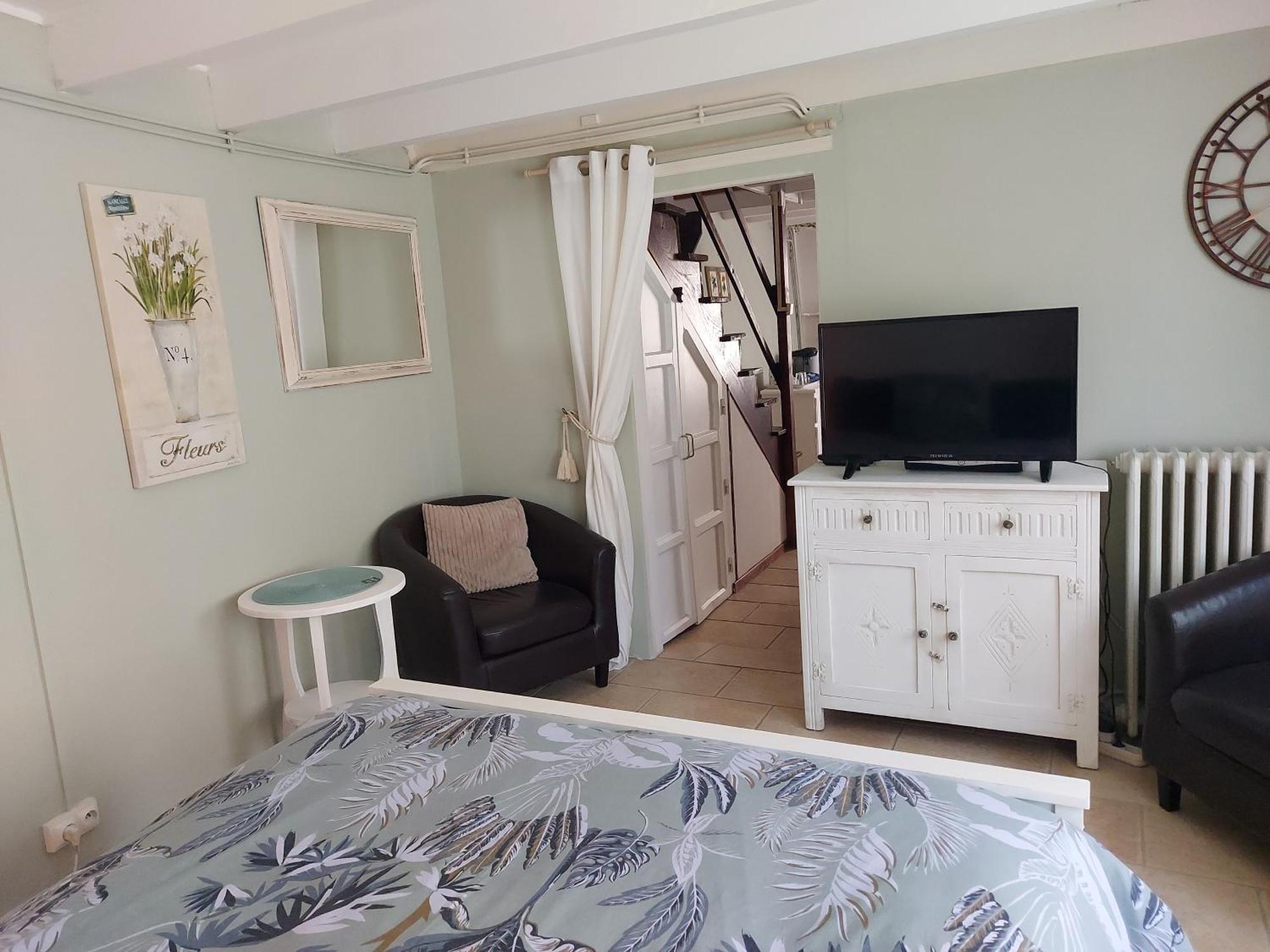 Charming Two Bedroom Gite With Beautiful Gardens كونفولين المظهر الخارجي الصورة