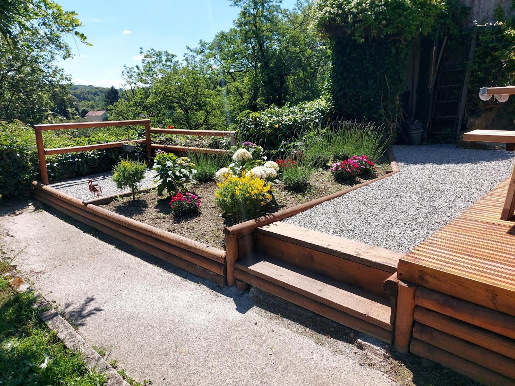 Charming Two Bedroom Gite With Beautiful Gardens كونفولين المظهر الخارجي الصورة
