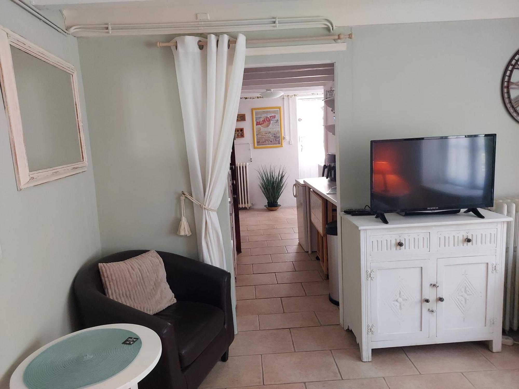Charming Two Bedroom Gite With Beautiful Gardens كونفولين المظهر الخارجي الصورة