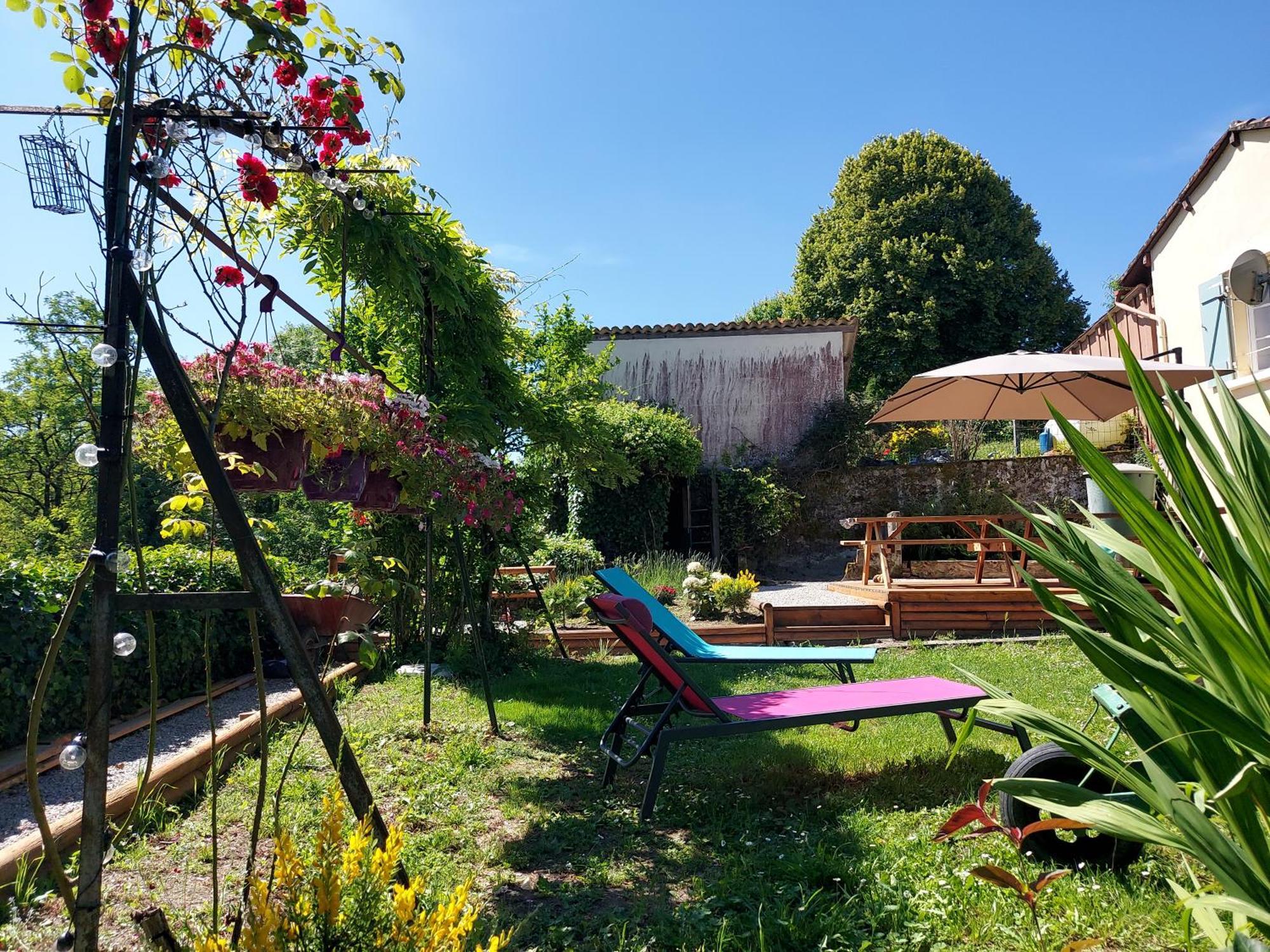 Charming Two Bedroom Gite With Beautiful Gardens كونفولين المظهر الخارجي الصورة