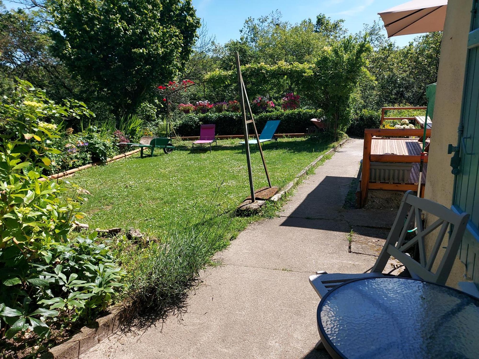 Charming Two Bedroom Gite With Beautiful Gardens كونفولين المظهر الخارجي الصورة