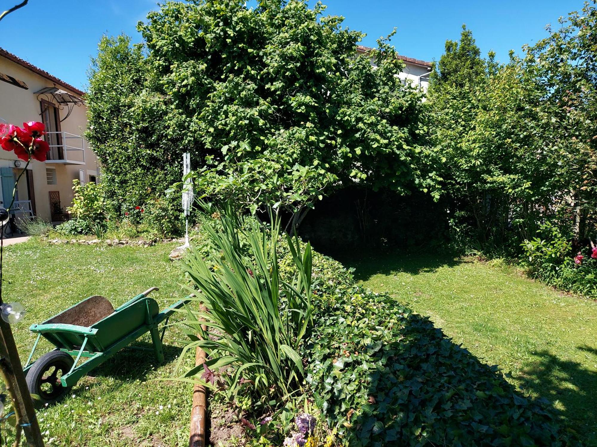 Charming Two Bedroom Gite With Beautiful Gardens كونفولين المظهر الخارجي الصورة