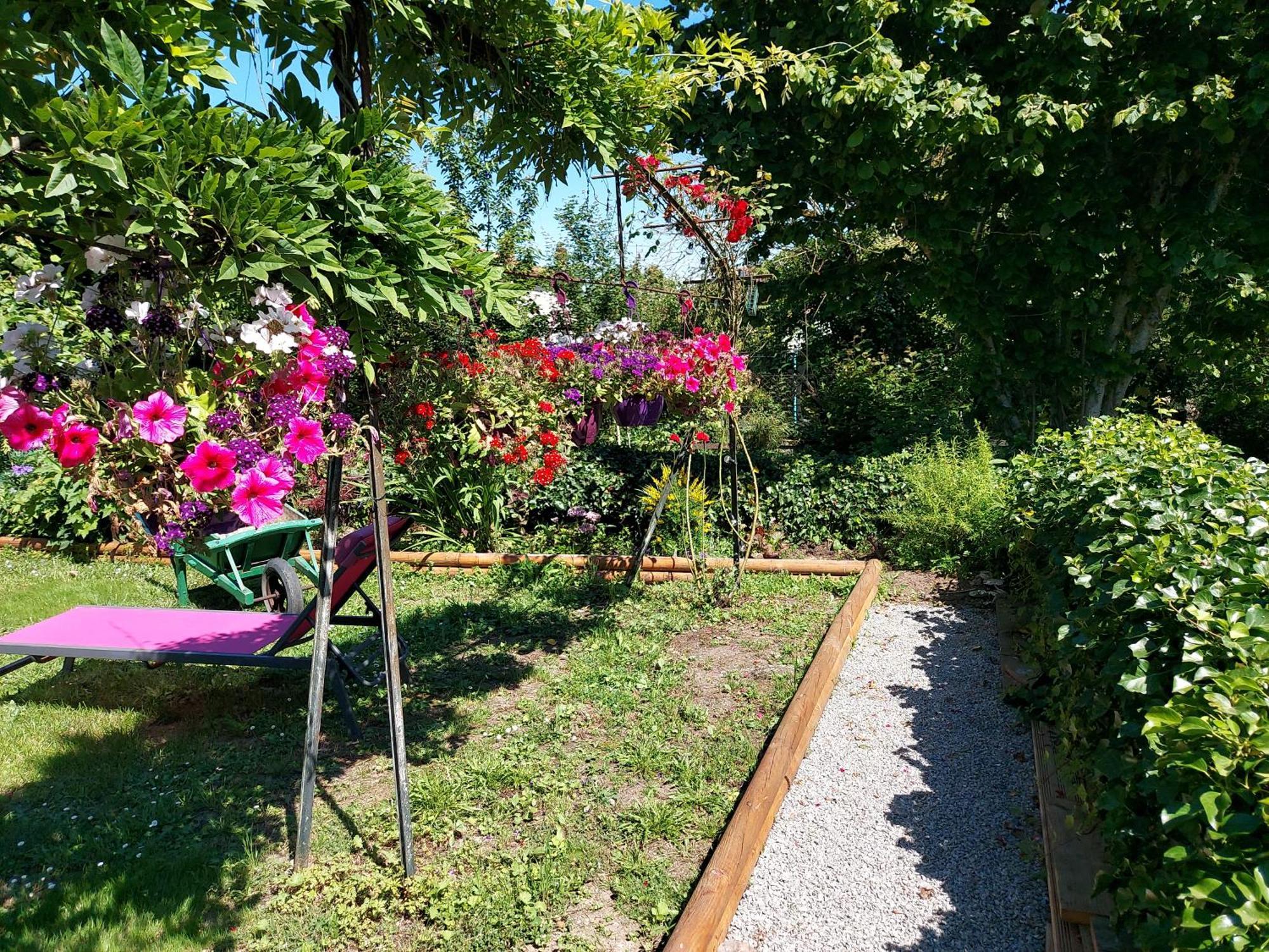 Charming Two Bedroom Gite With Beautiful Gardens كونفولين المظهر الخارجي الصورة