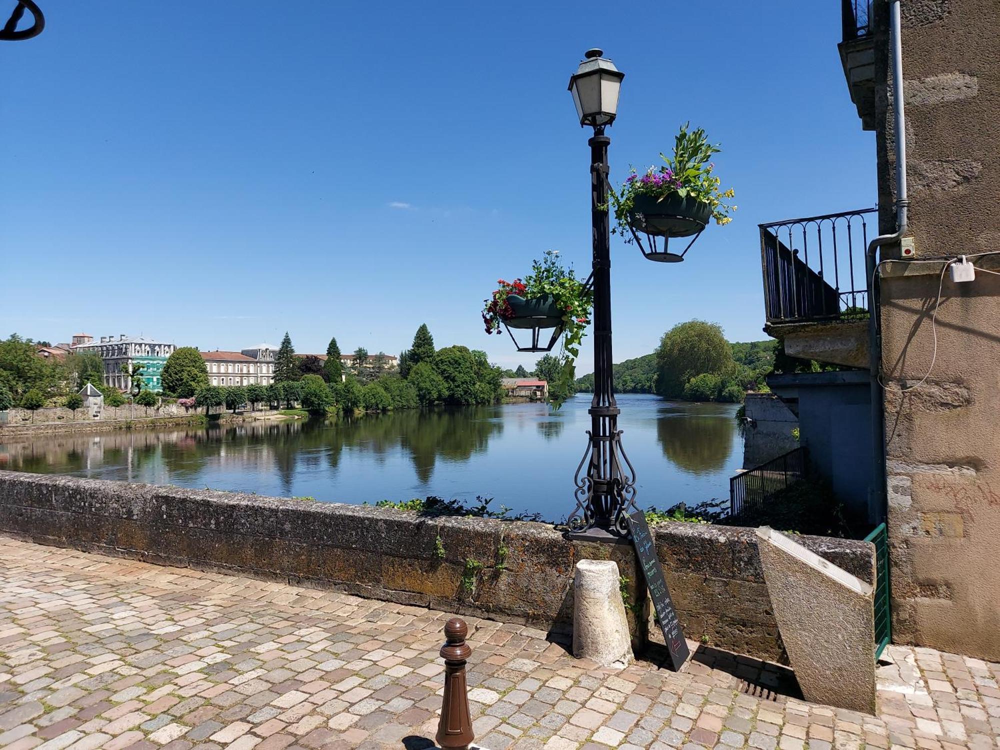 Charming Two Bedroom Gite With Beautiful Gardens كونفولين المظهر الخارجي الصورة