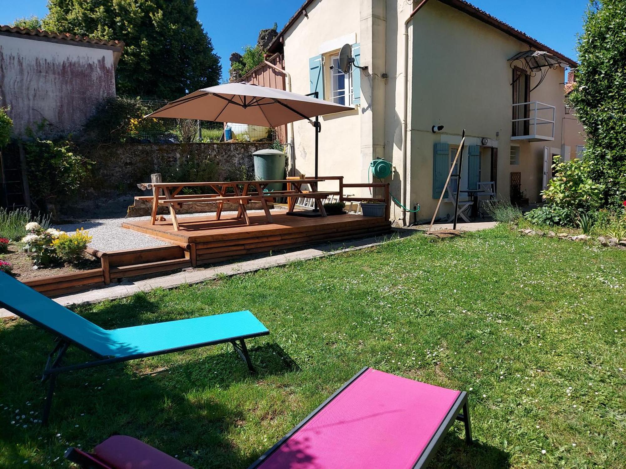 Charming Two Bedroom Gite With Beautiful Gardens كونفولين المظهر الخارجي الصورة