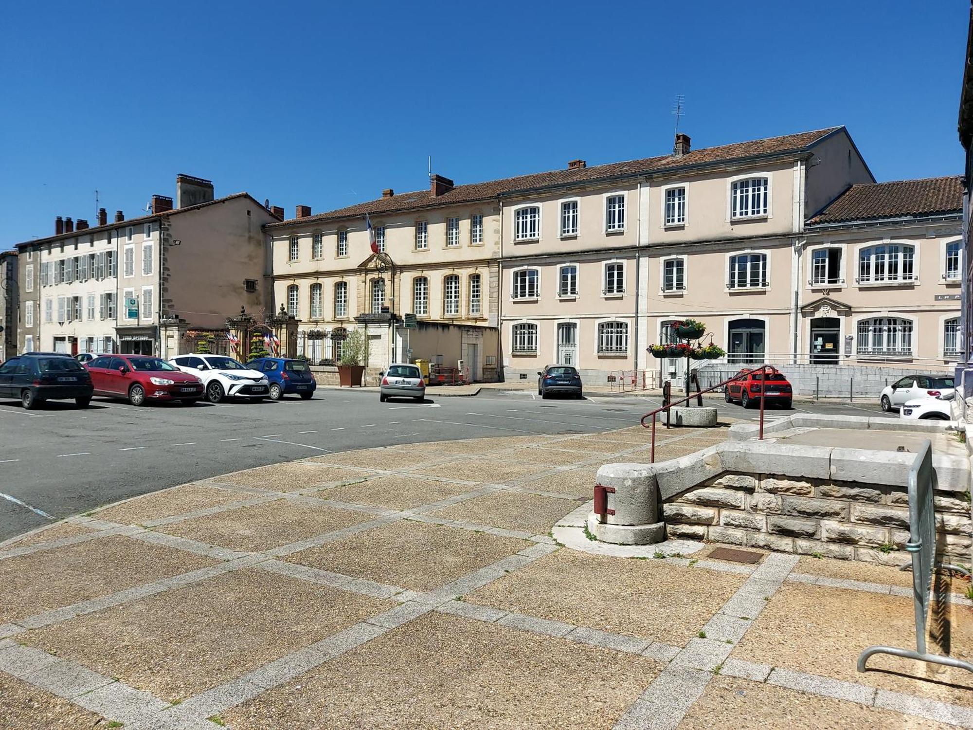 Charming Two Bedroom Gite With Beautiful Gardens كونفولين المظهر الخارجي الصورة